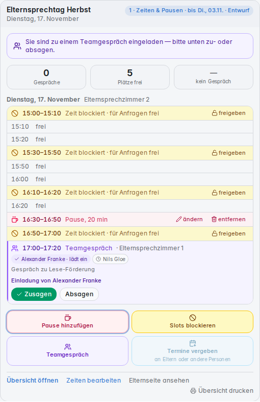 Die Kachel: oben die Zahlen, darunter der Tag mit Pause und Teamgespräch, unten die Knöpfe